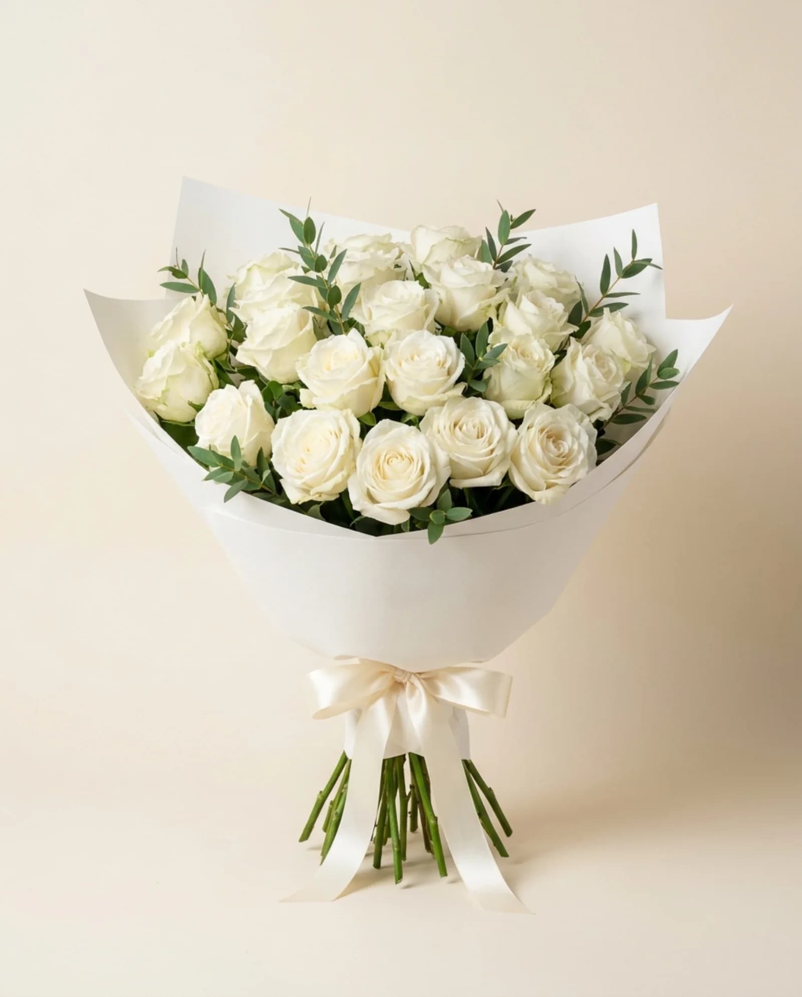 24 rosas brancas Avalanche com folhagem verde.